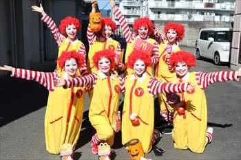 写真：マクドナルドのキャラクターの格好した学生たち