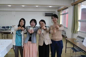写真：アクセサリーを手に持って見せている学生たち