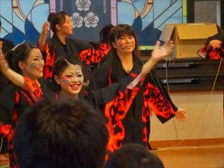 写真：うらじゃを踊る様子