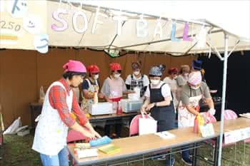 写真：ホットドッグを販売する様子