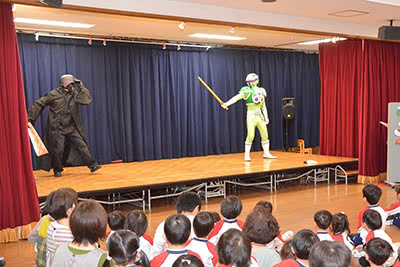 幼稚園でのヒーローショーの様子