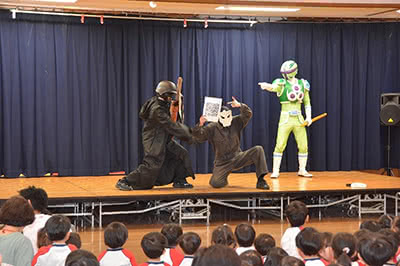 幼稚園でのヒーローショーの様子
