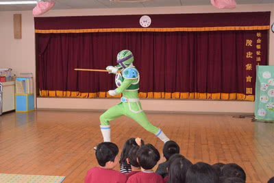 保育園でのヒーローショーの様子