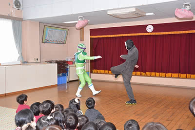 保育園でのヒーローショーの様子
