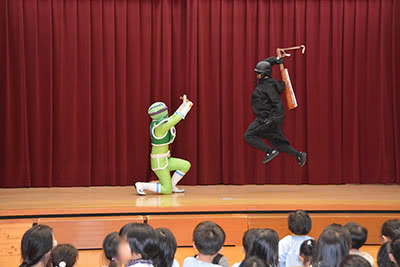 保育所でのヒーローショーの様子