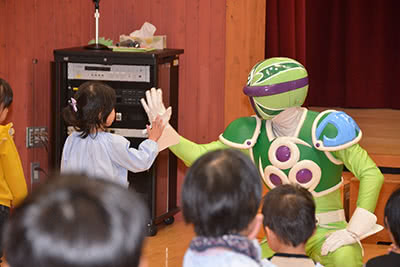 保育所でのヒーローショーの様子