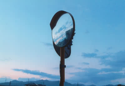 夕暮れのカーブミラーの写真
