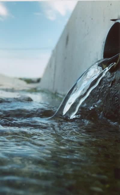 水が流れる写真