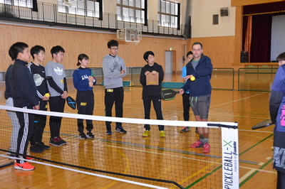 学生が説明を聞く様子