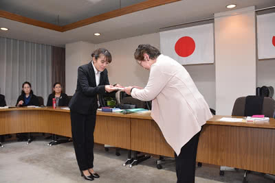 商工会議所女性会山本京子会長から寄付金を受け取る学生