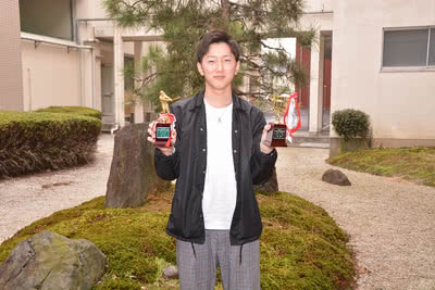 表彰記念品を持つ小野皓矢さん