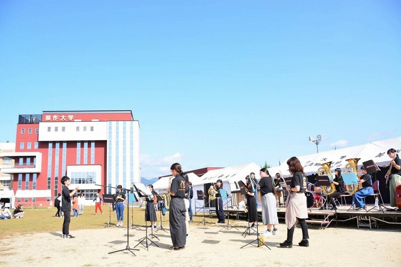 写真：屋外で浴衣を着て演奏する吹奏楽部員たち