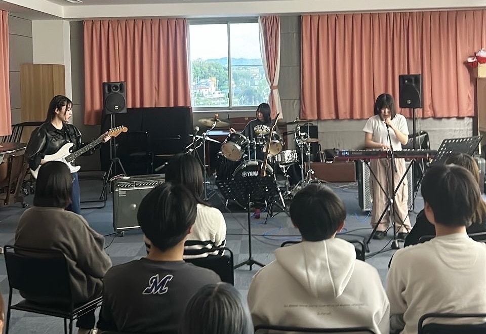 写真：ステージでバンド演奏する軽音楽部員たち