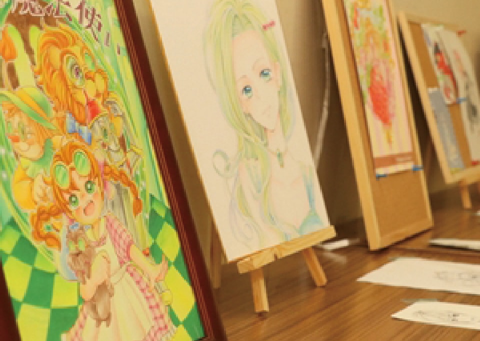 写真：美術同好会のメンバーが描いた作品が壁に立てかけられている