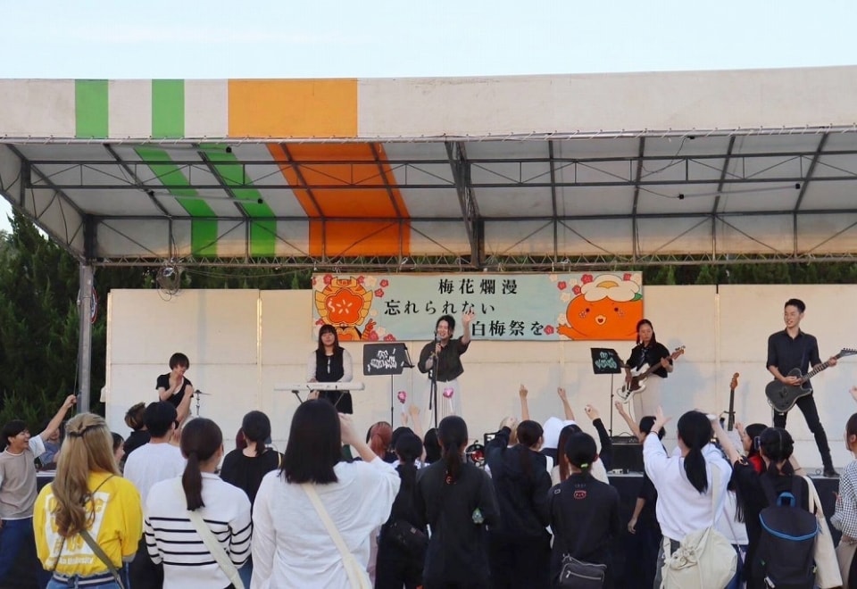 ステージでライブをする様子