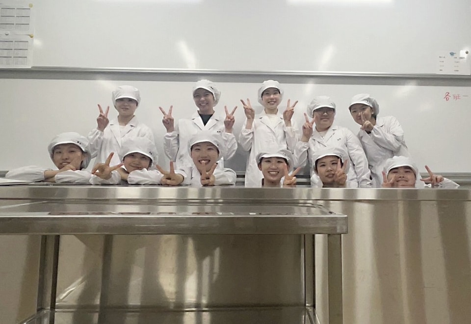 写真：厨房で料理を作る美作フーズのメンバーたち