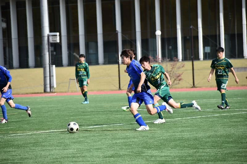 写真：グラウンドでサッカーをしているサッカー部員たち