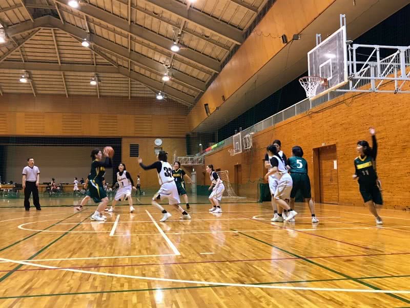 写真：体育館でバスケットボールをする女子バスケットボール部員たち