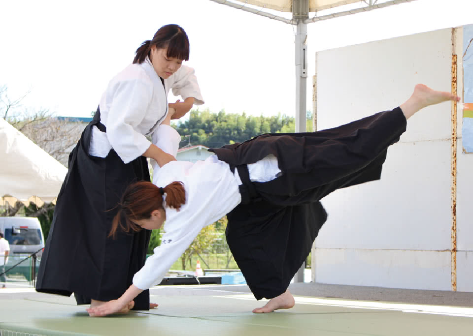 写真：合気道を行っている二人の女子合気道部員