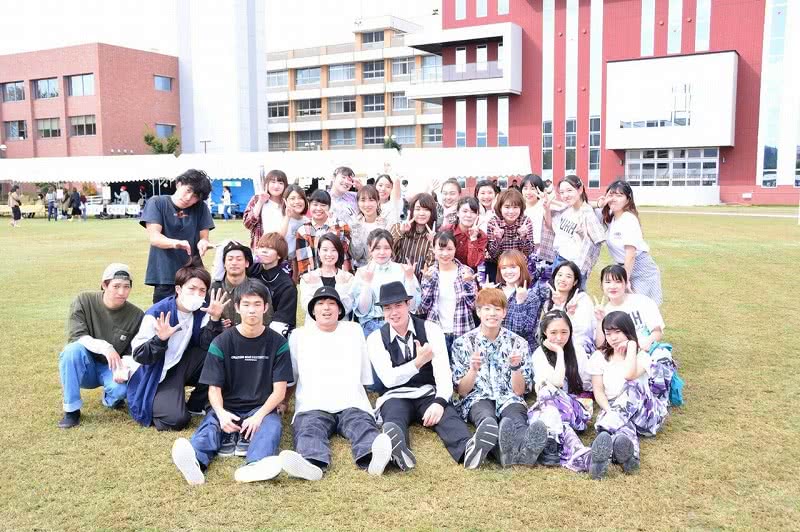 ストリートダンスサークルのメンバーたちの集合写真