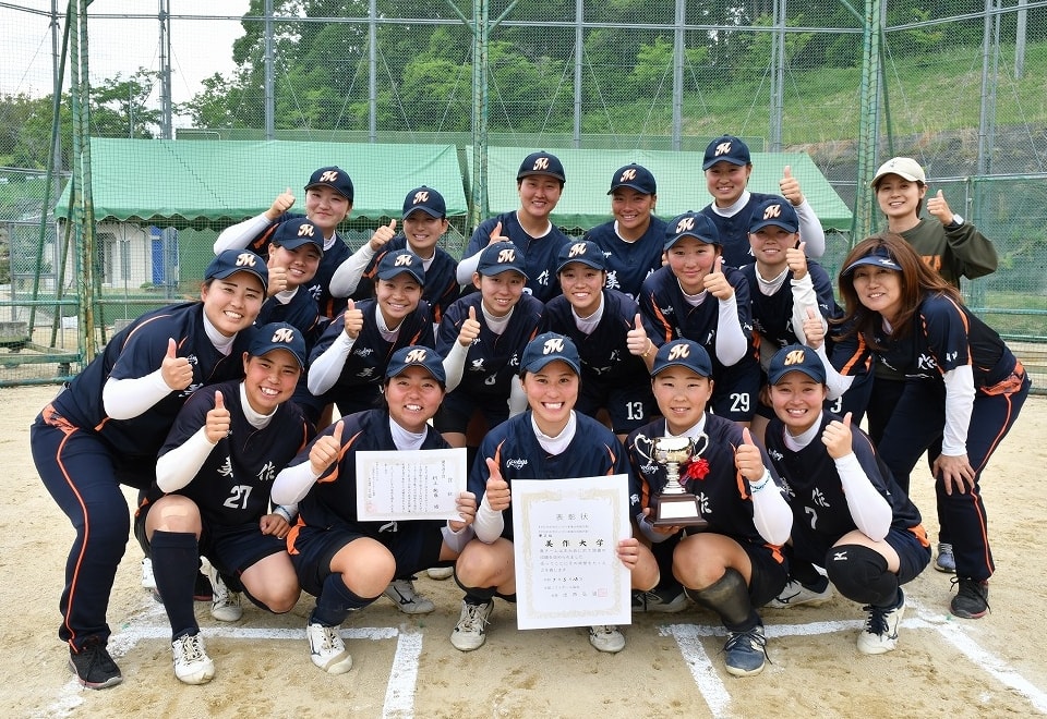 写真：女子ソフトボール部員の集合写真