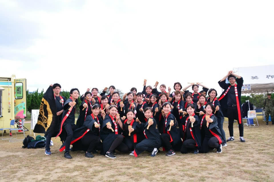 写真：ポーズを取って写真に収まる高知県人会のメンバーたち