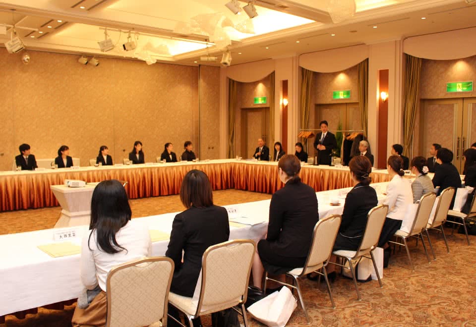 写真：就職支援協定に基づく高知県と美作大学・美作大学短期大学部の懇談会で挨拶する尾﨑正直高知県知事と出席者