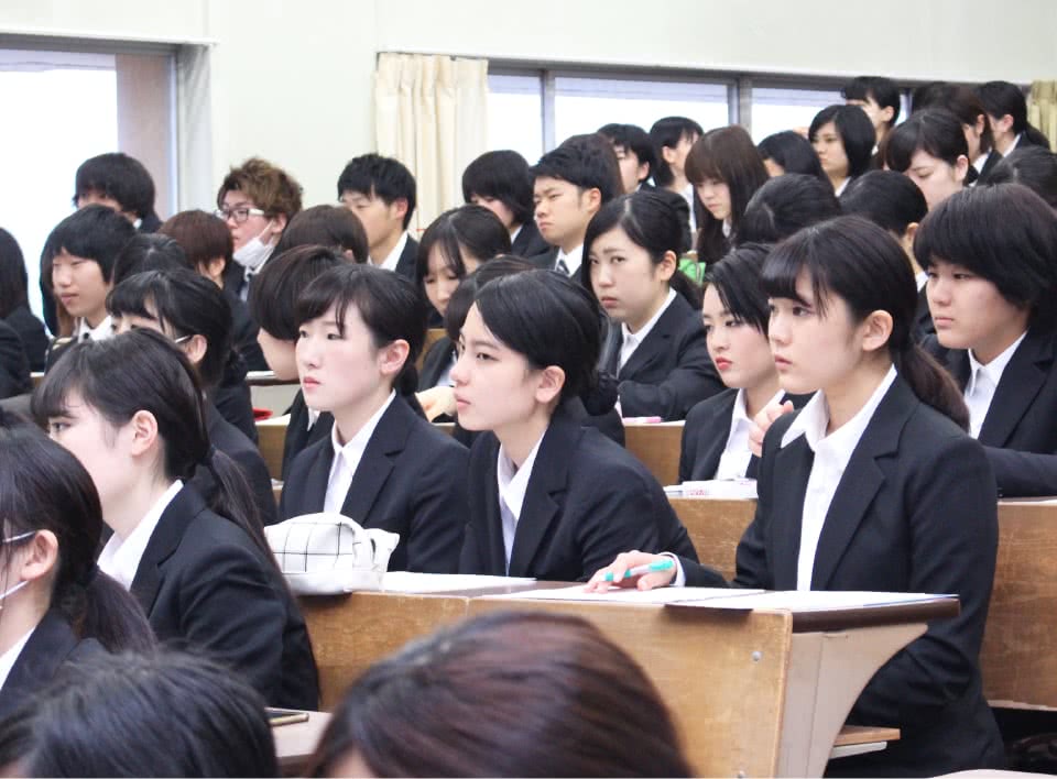 写真：就職ガイダンスで真剣に話を聞く学生たち