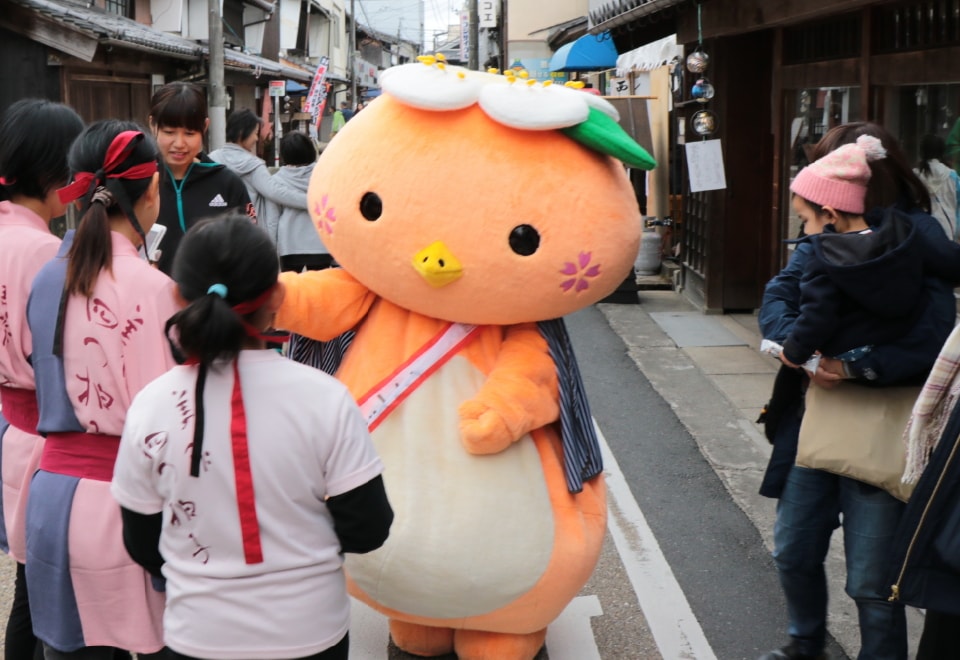 写真：地域のイベントにて訪れた市民の皆さんと触れ合う美作学園マスコットキャラクターのミマッパちゃん
