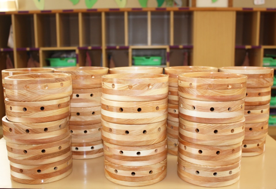 写真：大量に制作して積み重ねてある玩具の試作品
