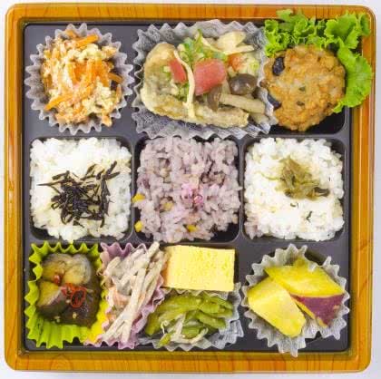 2018年 入選(ヘルシー部門) からだ想いのごちそう弁当～鯖のマリネとレンコン団子～