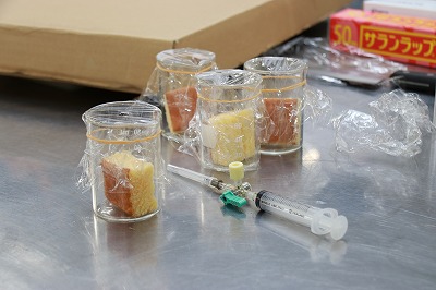 写真：高感度ガス分析装置を使って津山小麦を分析