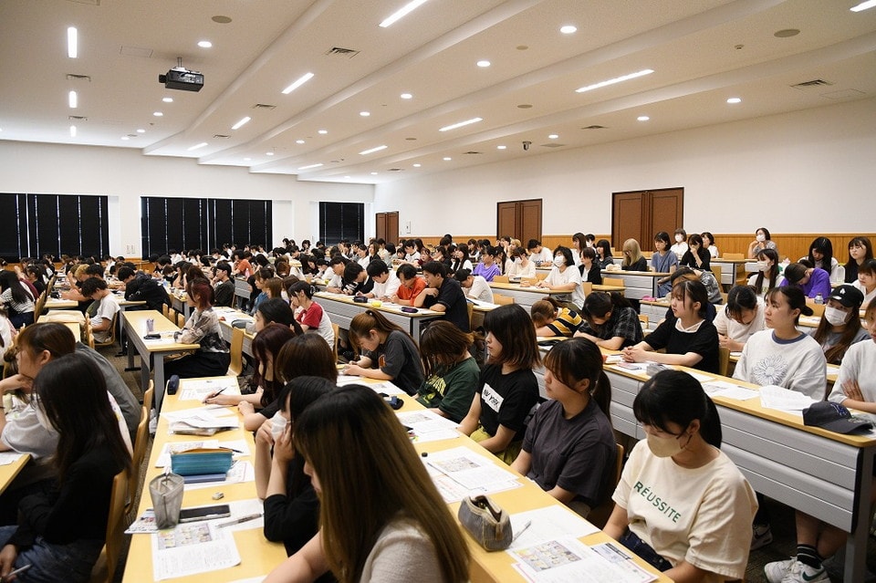 写真：1年次セミナーを受けている学生たち