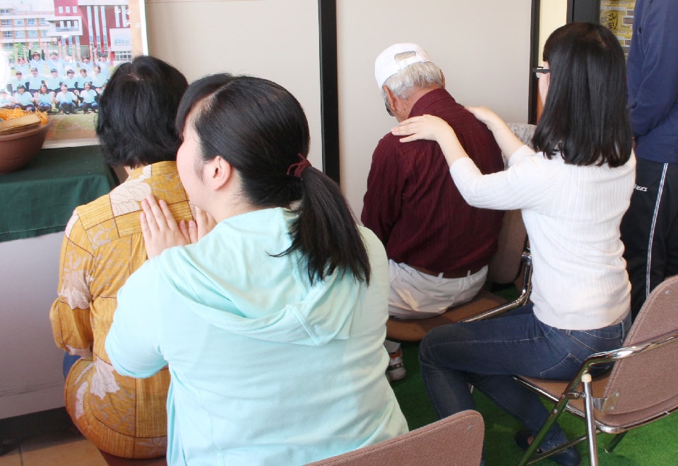 写真：学生が肩もみをしている様子
