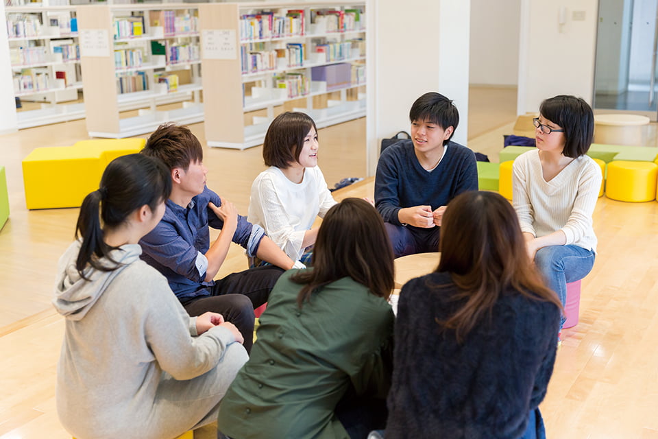 写真：卒業生からアドバイスを聞いている学生たち