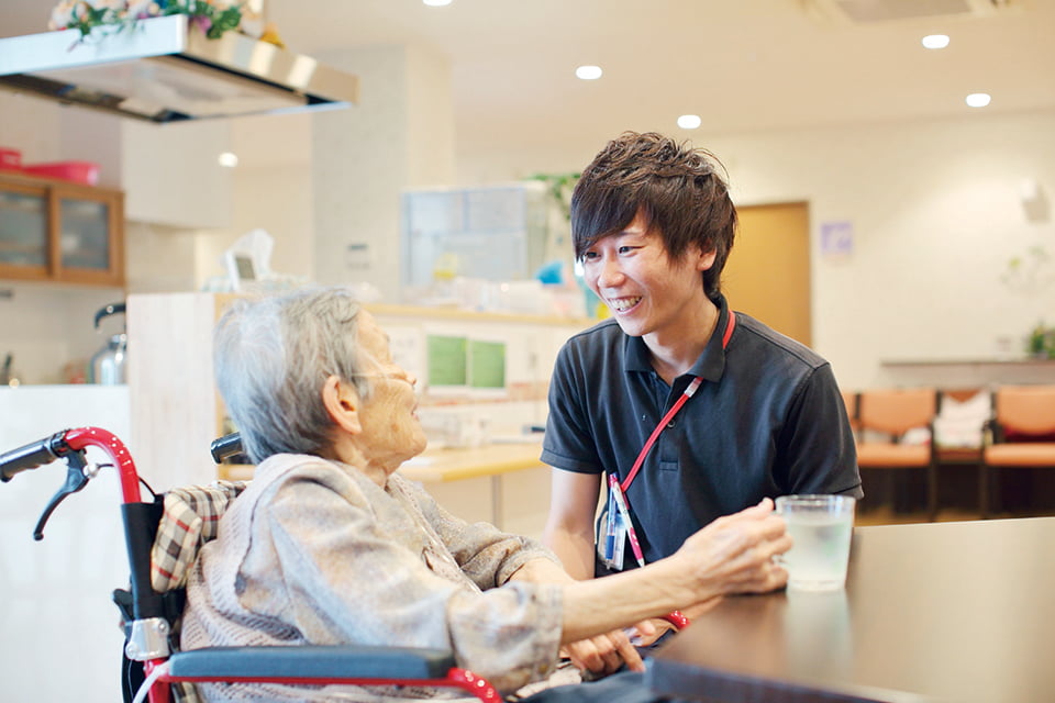 写真：実習施設にて介護をしている様子