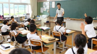 写真：教職実践演習。小学校での授業の様子