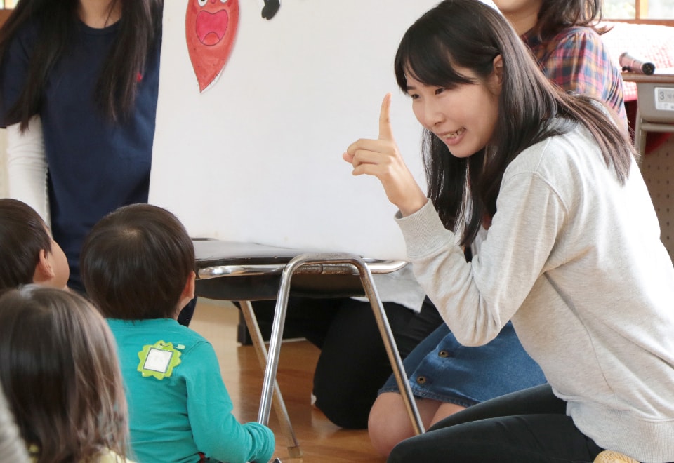 写真：女性が現場体験学習をしている様子