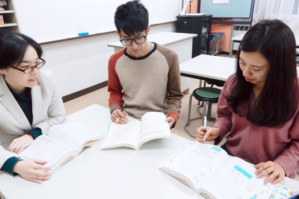写真：3人の学生が国試の対策を行っている。