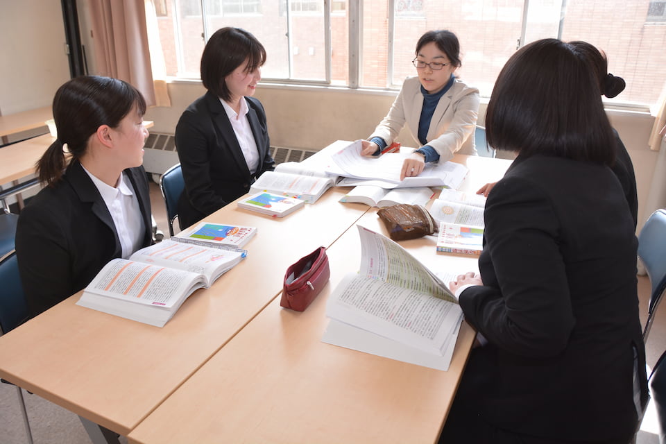 写真：専門教員の指導を受ける学生の様子
