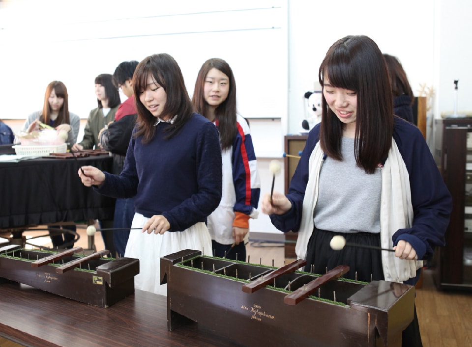 写真：楽器の演奏をする女性たち