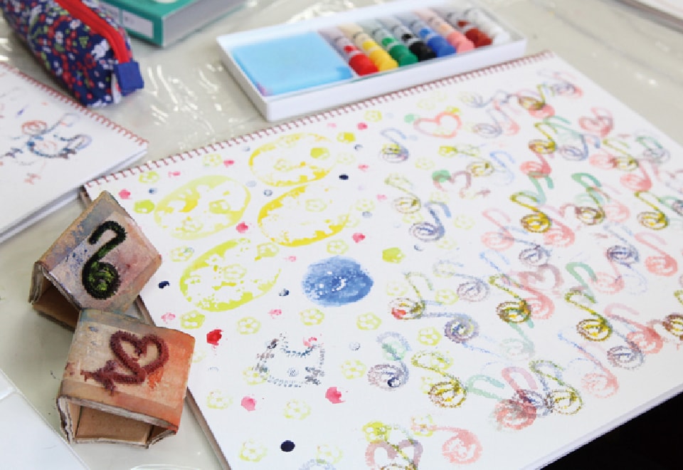 写真：手作りの判子をおしてみた紙
