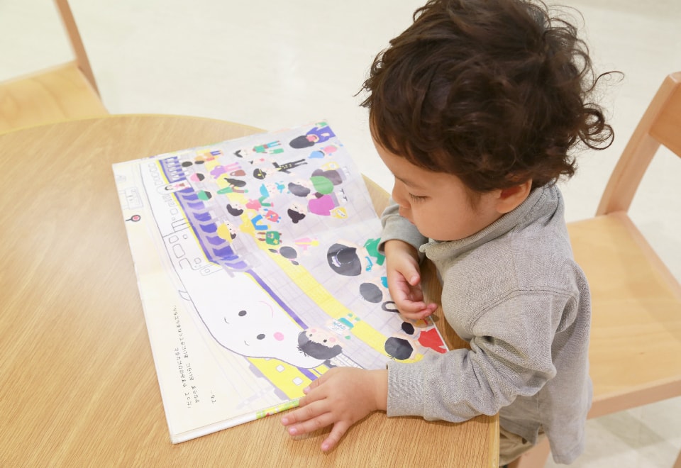 写真：子供が絵本を読んでいる様子