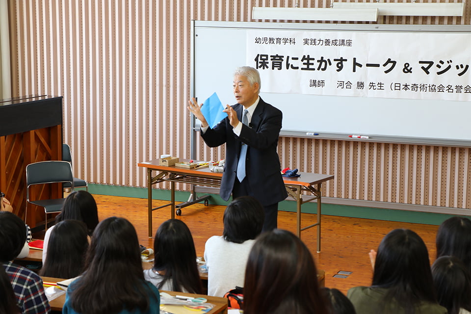 写真：学生たちの前で講演する講師