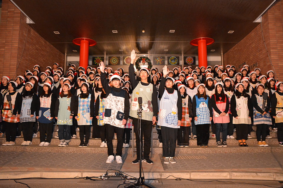写真：集合した学生たちの前で先制する2人の学生