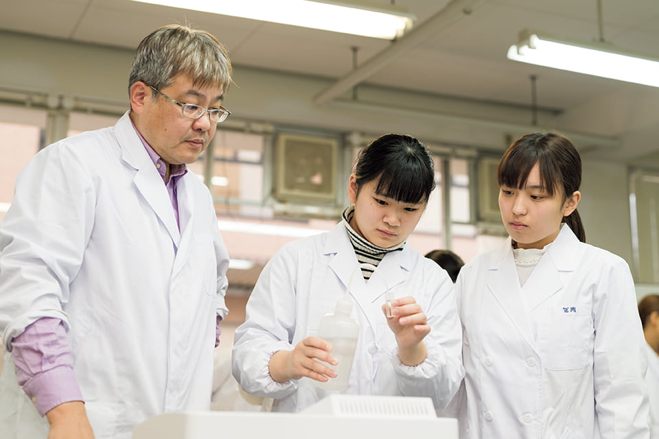 写真：食品学実験Ⅰの授業の様子