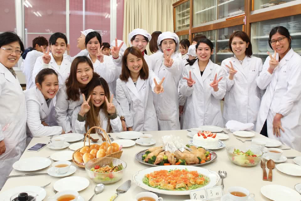 写真：2年次の「栄養学特別演習」での集合写真