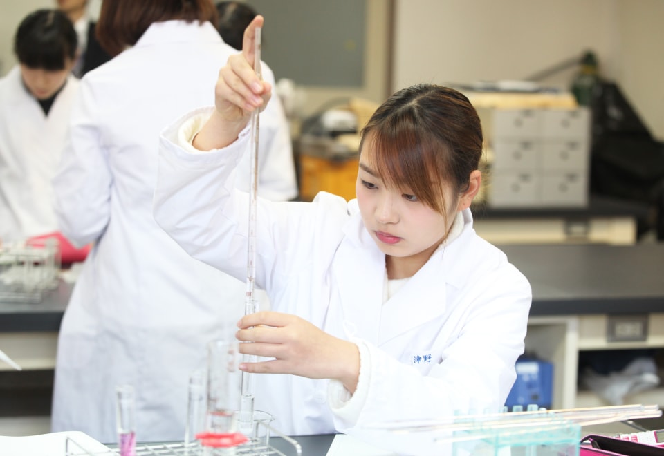 写真：女子学生が実験をしている様子