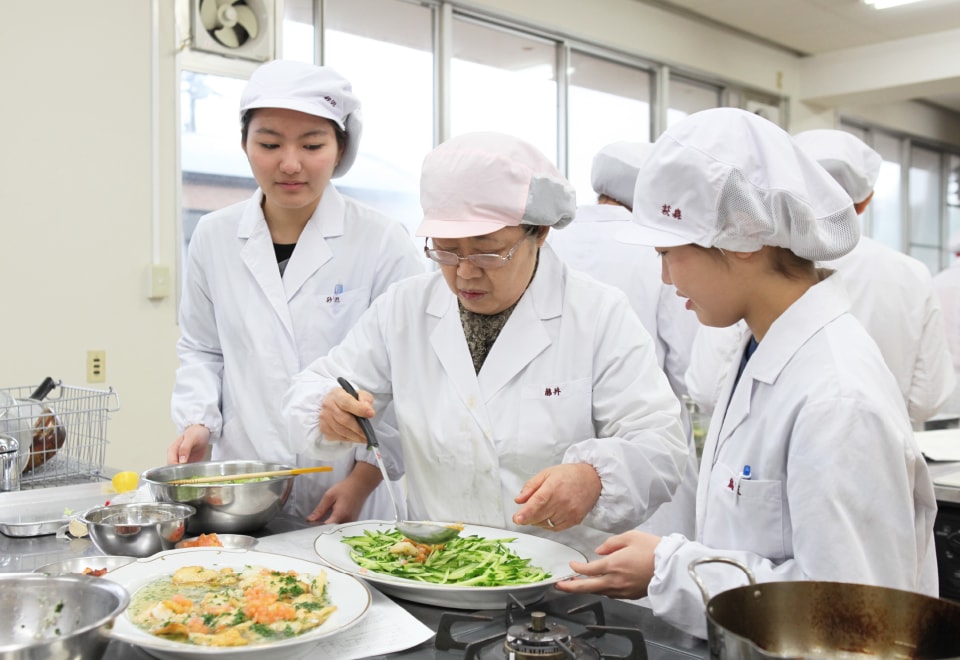 写真：調理実習をして料理を盛り合わせている様子