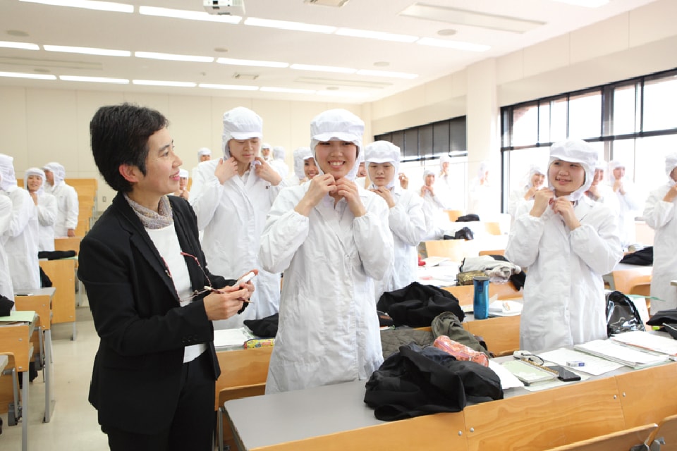 写真：調理服に手際よく着替えている